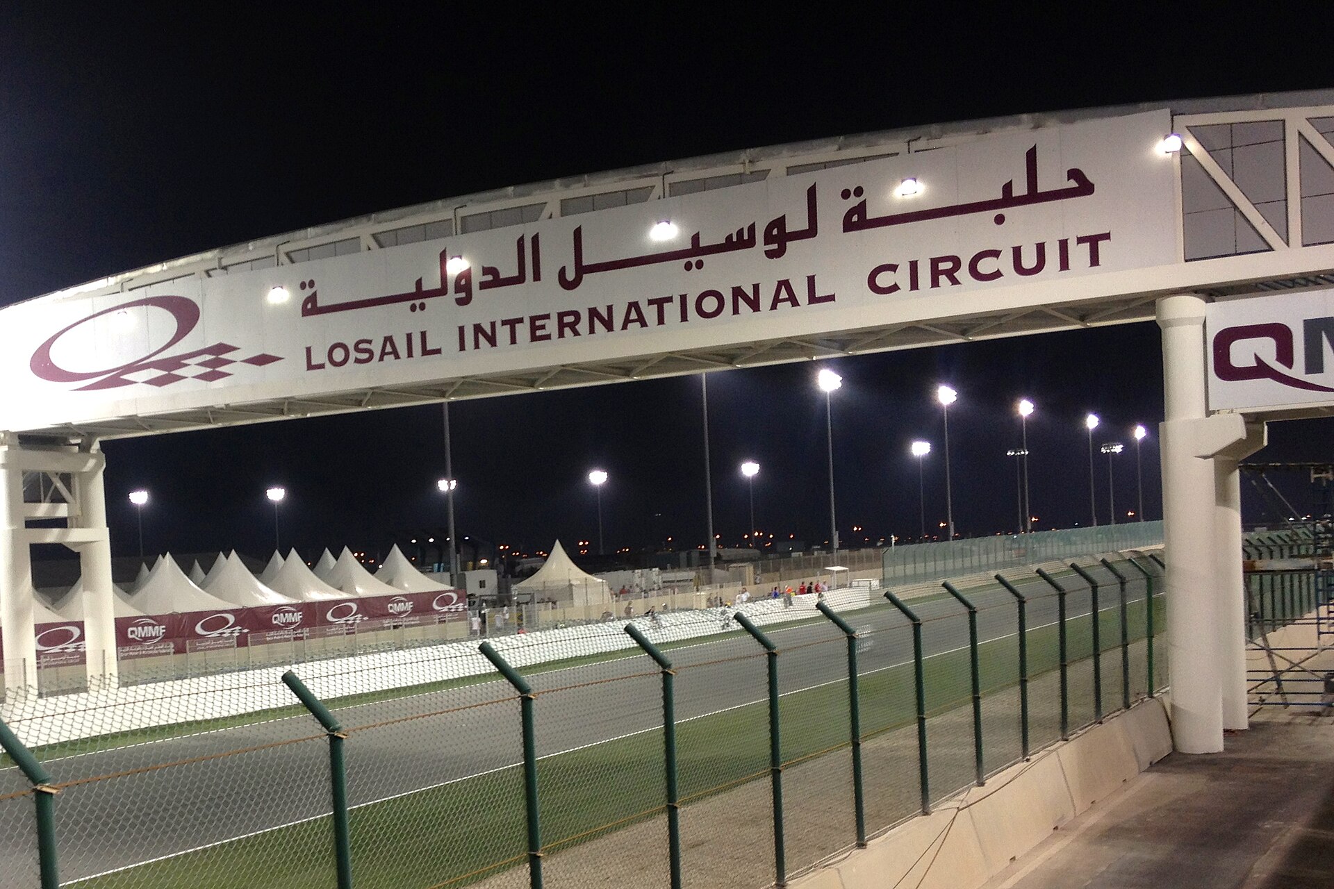 Указатель Losail International Circuit у въезда на трассу