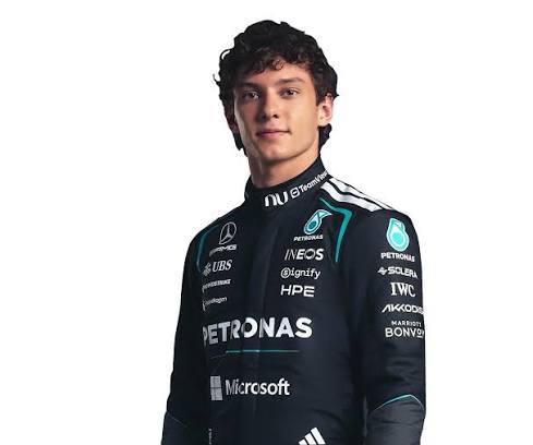 Кими Антонелли — студийный портрет, форма Mercedes, белый фон