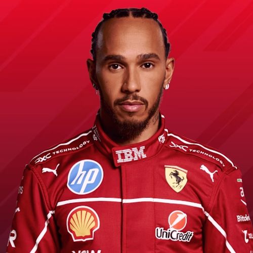 Льюис Хэмилтон — студийный портрет, красная форма Ferrari, красный фон