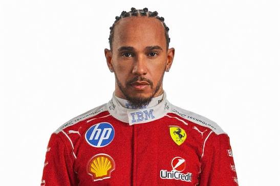 Льюис Хэмилтон — студийный портрет, красная форма Ferrari, белый фон