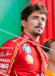 Шарль Леклер — подиум, красная форма Ferrari, смотрит вверх