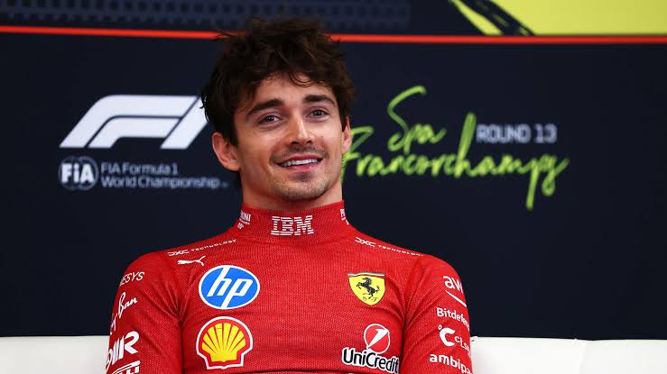 Шарль Леклер — пресс-конференция, красная форма Ferrari, улыбка