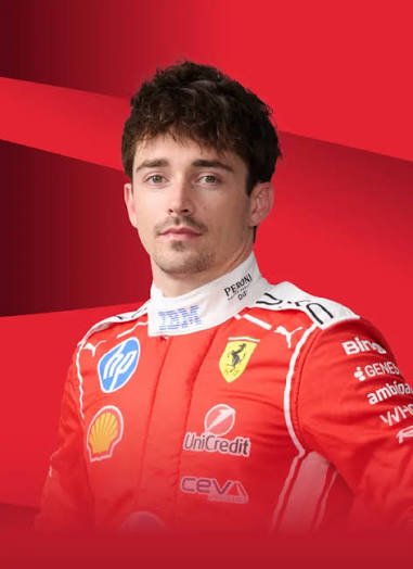 Шарль Леклер — студийный портрет, красная форма Ferrari, красный фон