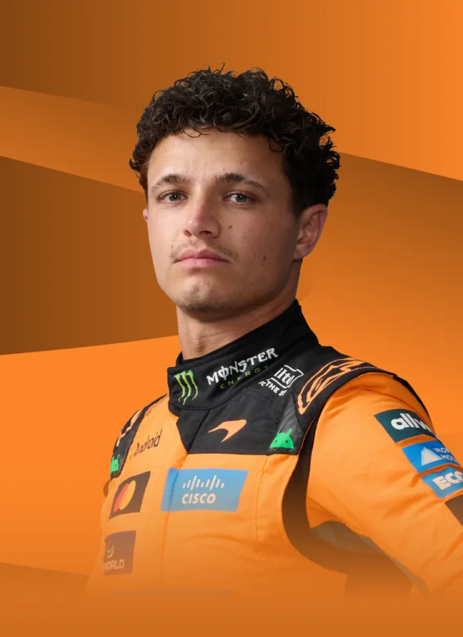 Ландо Норрис — студийный портрет 3/4, форма McLaren, оранжевый фон