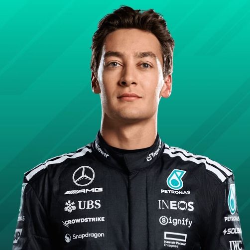 Джордж Расселл — студийный портрет, форма Mercedes, фон цвета команды (teal)