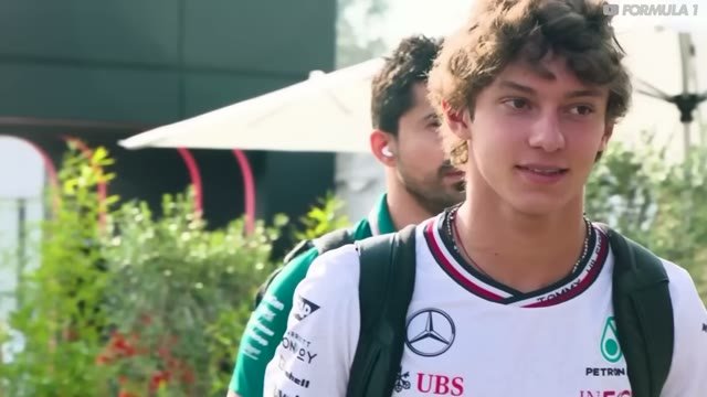 Андреа Кими Антонелли в паддоке в форме Mercedes — 18-летний дебютант «серебряных стрел».