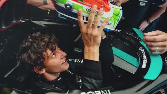 Семилетний Кими, заворожённо разглядывающий болид