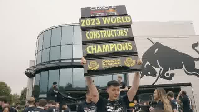 Баннер «2023 World Constructors' Champions» у фабрики Red Bull