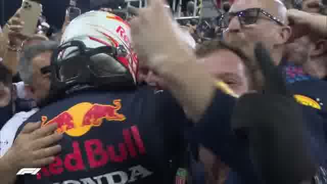 Объятия команды Red Bull после победы