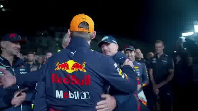 Ферстаппен в форме Red Bull среди команды