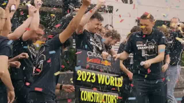 Празднование чемпионского титула на подиуме