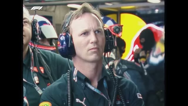 Молодой Хорнер в наушниках у боксов Red Bull