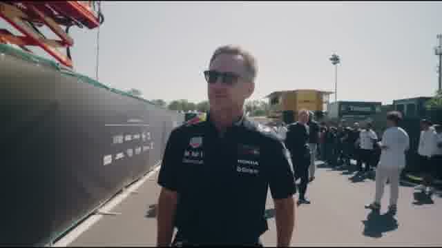 Хорнер в форме Red Bull на стартовой решётке
