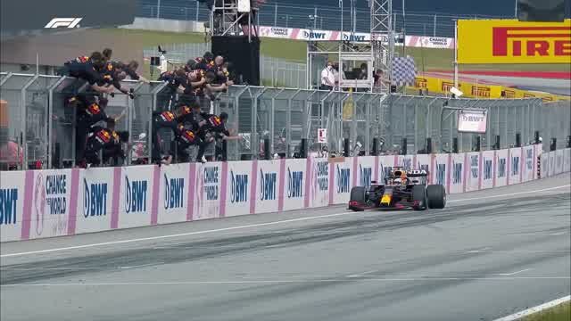 Болид Red Bull в пит-лейне, механики у машины