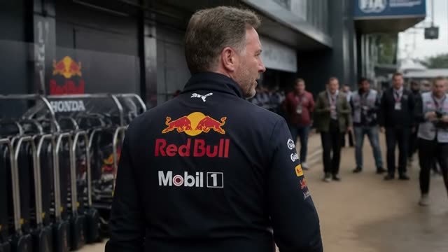 Кристиан Хорнер у гаража Red Bull в паддоке