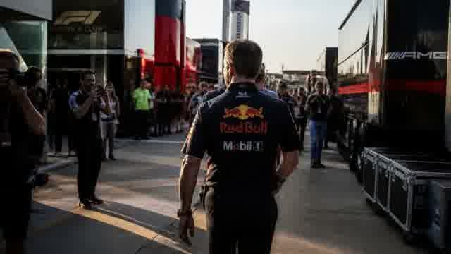 Хорнер в пит-лейне у команды Red Bull