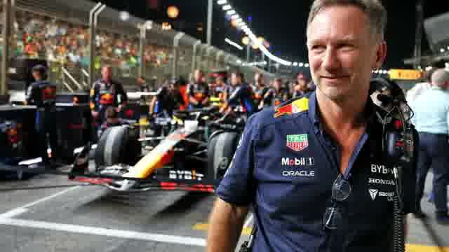 Хорнер в гараже Red Bull во время гонки