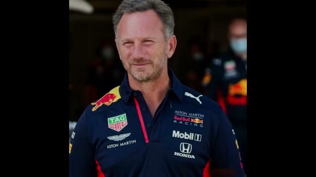 Кристиан Хорнер в фирменной форме Red Bull в паддоке