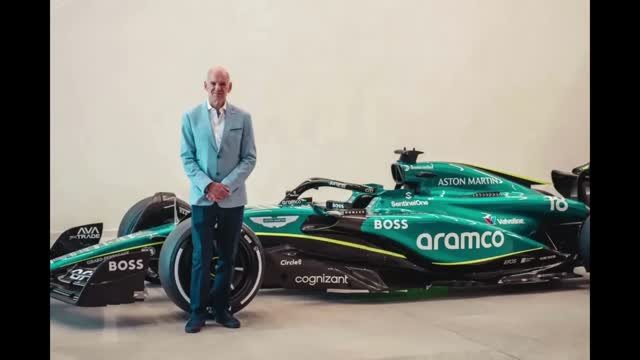 Болид Aston Martin в студийной презентации