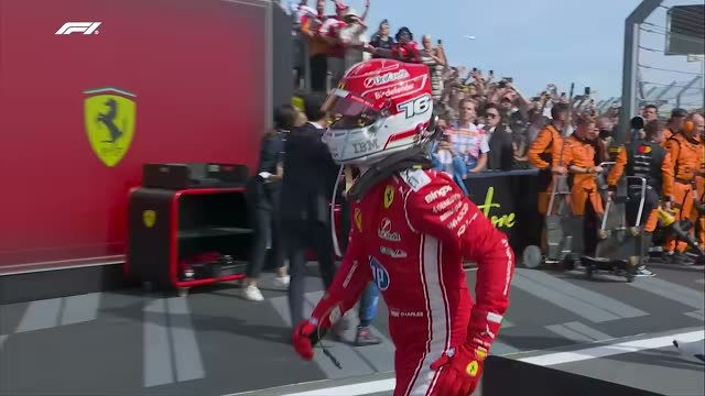 Леклер празднует победу возле болида Ferrari на Сильверстоуне