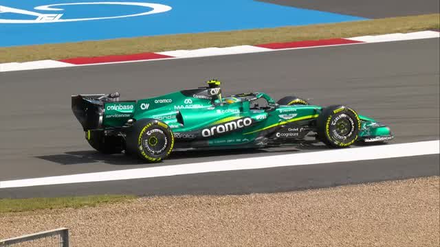Aston Martin на прямой Сильверстоуна