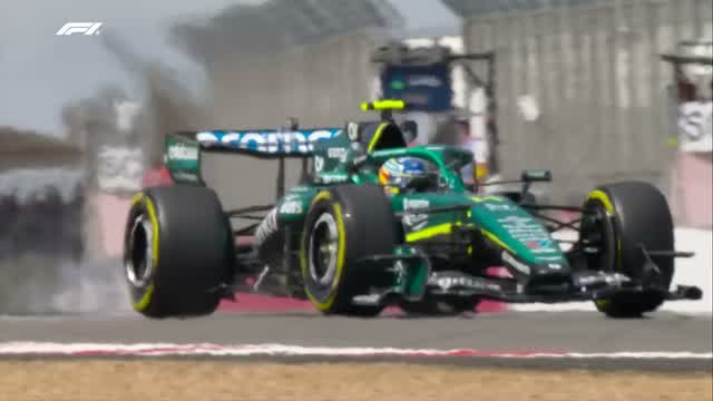 Aston Martin в клубах дыма при блокировке колёс
