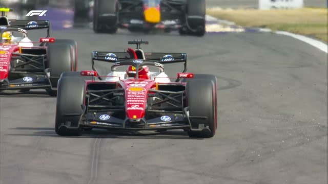 Ferrari Леклера на трассе Сильверстоуна — гоночный ракурс сзади