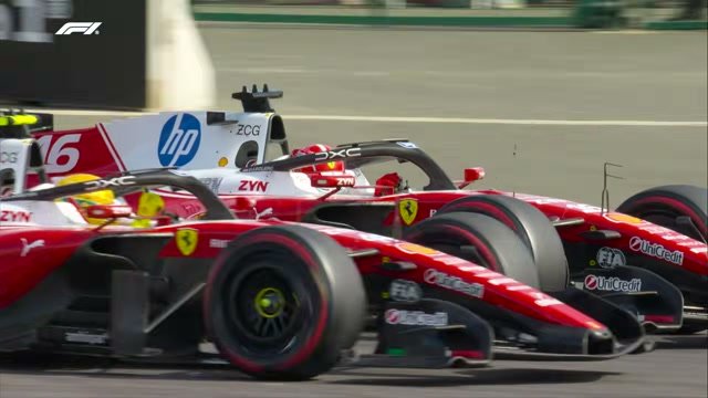 Крупный план Ferrari в повороте — колёса и передок