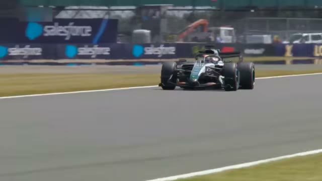 Mercedes на скоростных виражах Сильверстоуна