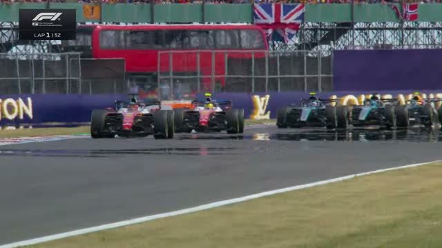 Дубль Ferrari на старте: Леклер и Хэмилтон прорываются вперёд мимо машин Mercedes.