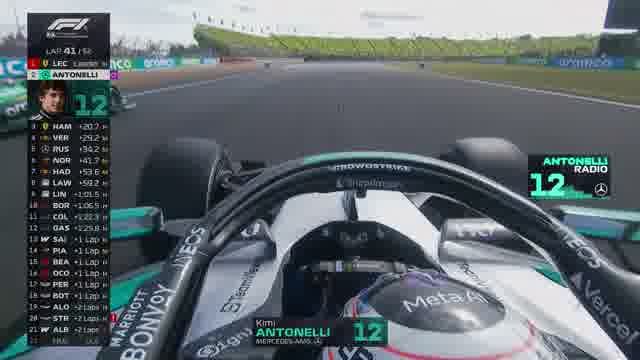 Онборд Антонелли (Mercedes, №12), который лидировал, но сломал крыло.