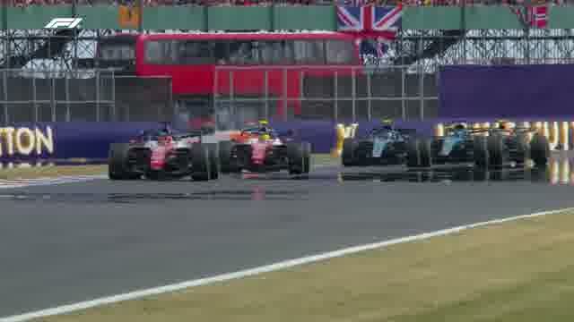 Колесо в колесо: Ferrari и Red Bull в ближнем бою у пит-уолла под британским флагом.