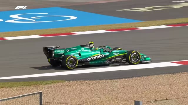 Зелёный Aston Martin на трассе — герой самых комичных радиопереговоров.