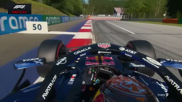 Онборд Red Bull Ферстаппена на прямой Сильверстоуна