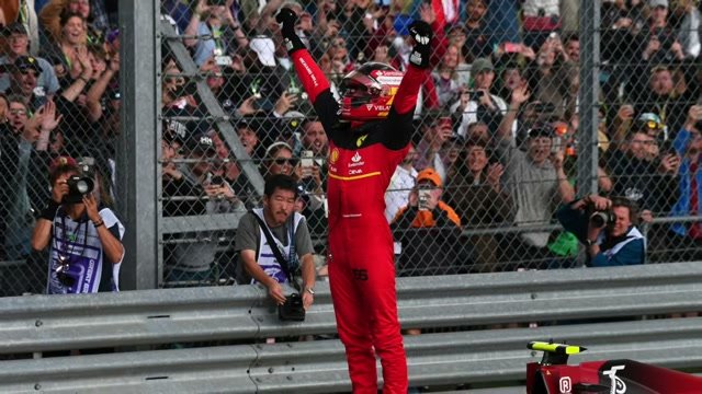 Леклер празднует победу у трибун в цветах Ferrari
