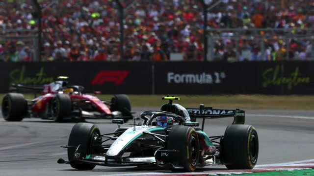 Ferrari и Mercedes в гонке на трассе Сильверстоуна