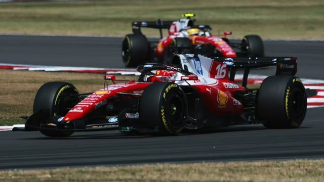 Ferrari Леклера (№16) в скоростном повороте
