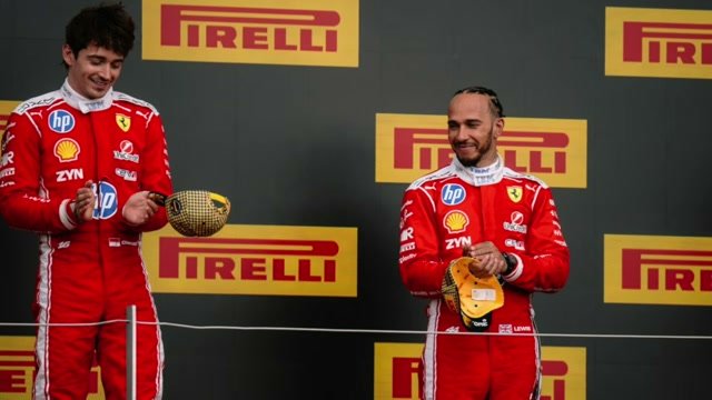 Подиум: Леклер с трофеем и Хэмилтон в цветах Ferrari