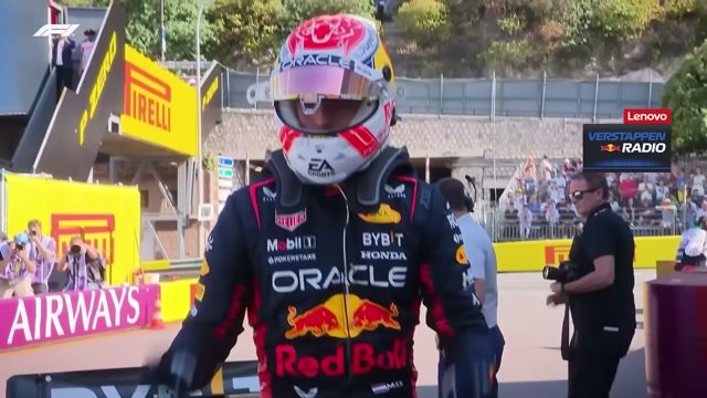 Ферстаппен в комбинезоне Red Bull перед гонкой — портрет в контексте