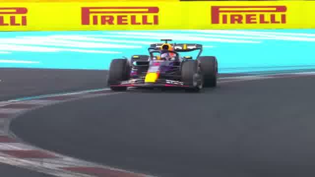 Макс атакует поребрик в Майами вдоль баннеров Pirelli.