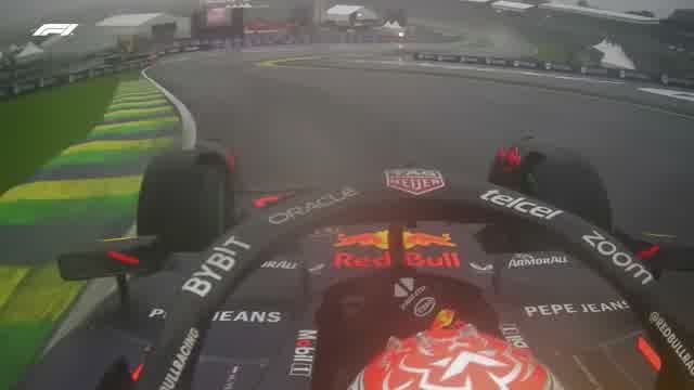 Онборд Red Bull — Макс атакует по залитой водой трассе