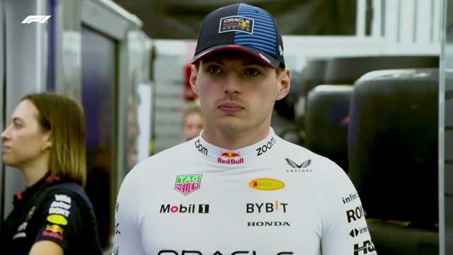 Макс Ферстаппен в боксах Red Bull перед битвой за четвёртый титул