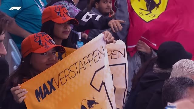 Оранжевые трибуны: фанаты с баннером «Max Verstappen 1»