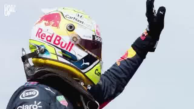 Ферстаппен в шлеме Red Bull приветствует трибуны