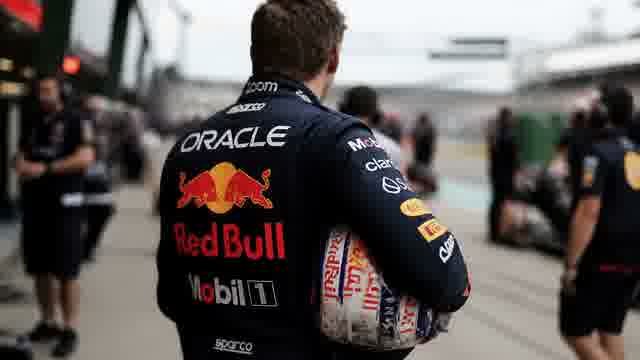 Макс идёт по пит-лейн в окружении механиков Red Bull