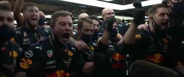 Взрыв эмоций в боксах Red Bull после победы