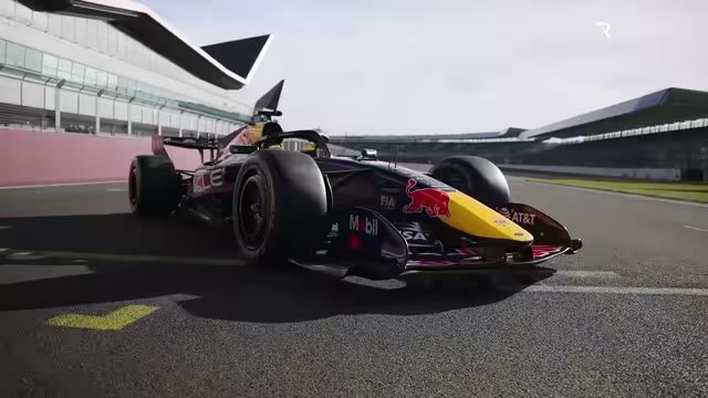 Болид Red Bull на трассе Сильверстоуна