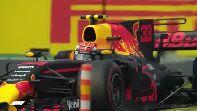 Ярко-синий Red Bull №33 Ферстаппена крупным планом — фирменная ливрея