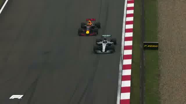 Red Bull обходит Mercedes в повороте