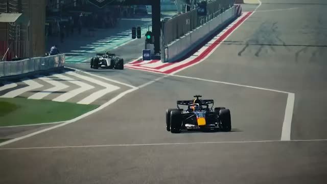Red Bull проходит поворот Сильверстоуна, вид сверху